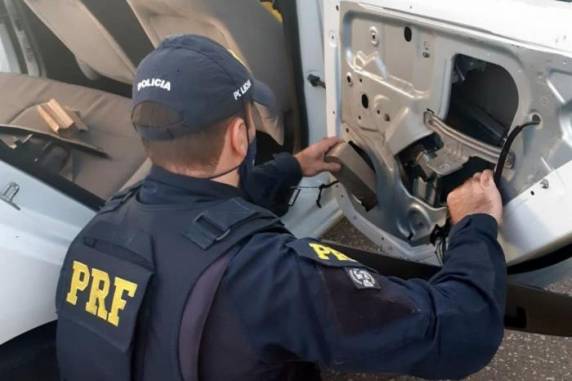 Policiais afirmam que mulher demonstrou nervosismo durante a abordagem