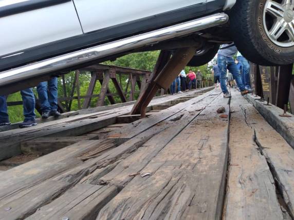 Caminhonete fica atravessada em ponte na ERS-149 - foto 3