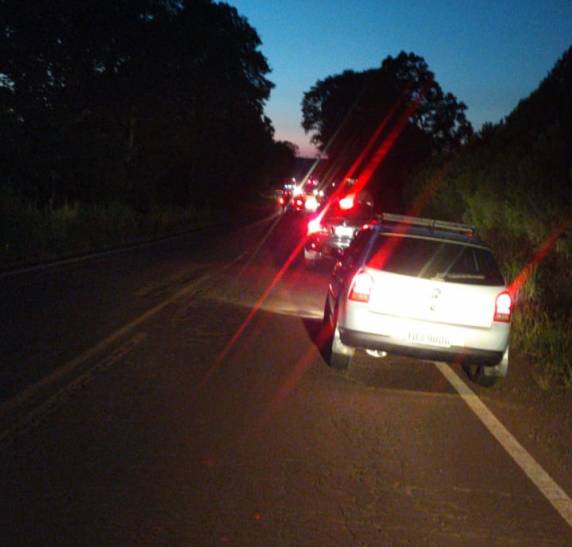 Saída de pista deixa caminhoneiro preso às ferragens de caminhão na RS 342 em Horizontina - foto 2