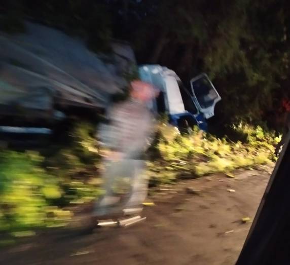 Saída de pista deixa caminhoneiro preso às ferragens de caminhão na RS 342 em Horizontina - foto 3