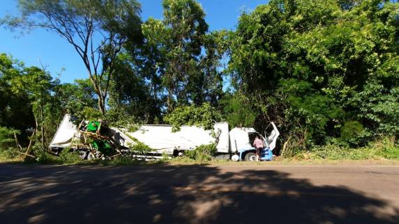 Saída de pista deixa caminhoneiro preso às ferragens de caminhão na RS 342 em Horizontina - foto 4
