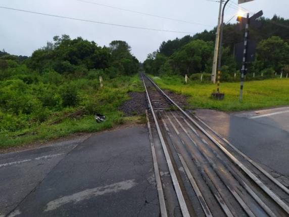 Moto e locomotiva colidiram na BR-280 em São Bento do Sul, mas corpo só foi encontrado cerca de cinco horas depois sob vagão na cidade de Mafra