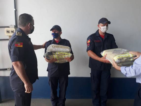 Os equipamentos oriundos do Fundo Estadual da Segurança Pública, da Secretaria da Segurança, foram entregues pelo Coronel César Eduardo Bonfanti, que é natural de Três de Maio