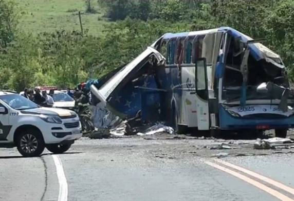 Batida entre ônibus e caminhão aconteceu na Rodovia Alfredo de Oliveira Carvalho, entre Taguaí e Taquarituba (SP). Feridos foram socorridos e levados a hospitais da região. Rodovia foi interditada