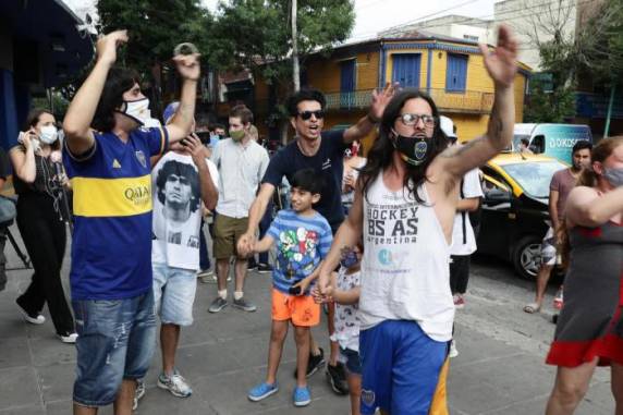Torcedores homenageiam Maradona na Argentina e na Itália - foto 5