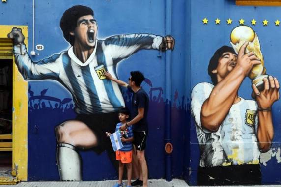 Torcedores homenageiam Maradona na Argentina e na Itália - foto 2