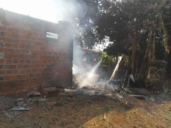 Incêndio destrói casa no Bairro Joaquim Nascimento, em São Luiz Gonzaga - foto 3