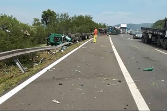 No km 10 da BR 290, um caminhão de entrega de gás de cozinha invadiu a pista contrária e atingiu um automóvel