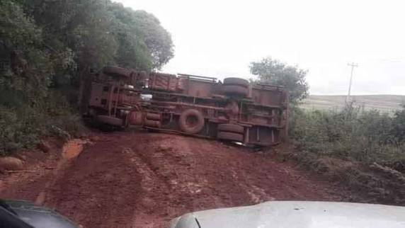 Acidente foi com um caminhão do serviço de coleta de leite. Para facilitar a remoção foi necessário esvaziar o tanque e o leite foi derramado na pista