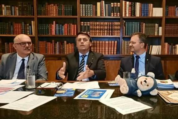 Em março, contudo, durante entrevista, presidente afirmou que sobreviveu a uma facada na campanha eleitoral de 2018 e que não seria uma "gripezinha" que iria derrubá-lo