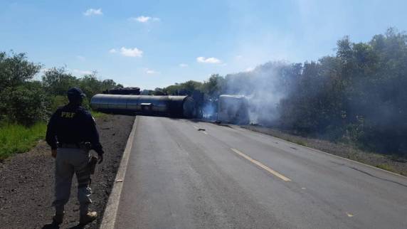 Acidente entre carro e caminhão deixa dois mortos e bloqueia BR-472, em Uruguaiana - foto 2