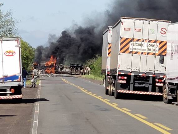 Acidente entre carro e caminhão deixa dois mortos e bloqueia BR-472, em Uruguaiana - foto 3