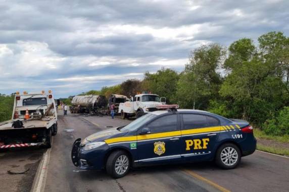 Rodovia ficou mais de 24 horas bloqueada depois de colisão que matou duas pessoas