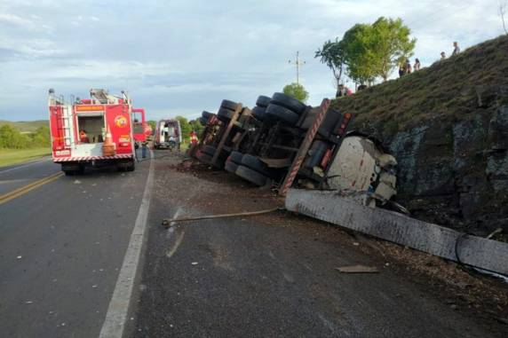 O acidente aconteceu no final da tarde deste sábado no km 258, próximo ao Parque das Tuias