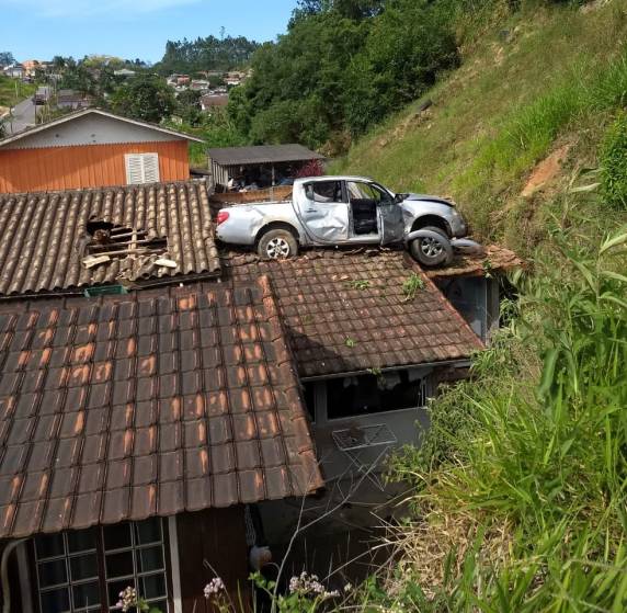 Motorista se perdeu em estrada, caiu de barranco e parou em cima da casa em Orleans. Ele foi para hospital e Defesa Civil foi acionada por risco de desabamento do telhado