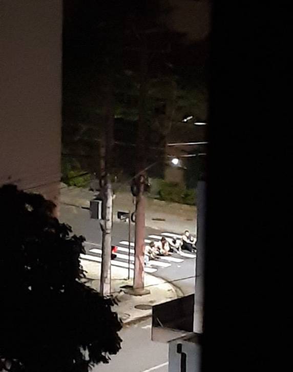 Criminosos armados assaltam bancos, fazem reféns e sitiam Criciúma - foto 2