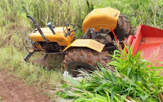 Vítima de 65 anos ficou presa embaixo do rodado do veículo