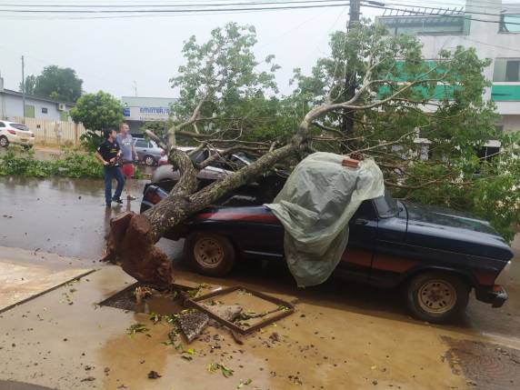 Chuva forte alaga rua e causa transtornos a condutores em Três de Maio e região - foto 2