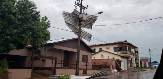 Chuva forte alaga rua e causa transtornos a condutores em Três de Maio e região - foto 3