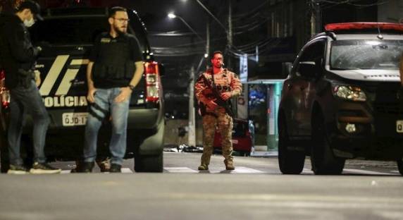 Encontrada na zona sul de SP, ela foi presa pelos crimes de posse ilegal de armas e tráfico de drogas. Todos os objetos foram apreendidos