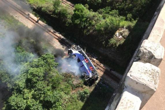 Bombeiros e policiais estão realizando atendimento da ocorrência