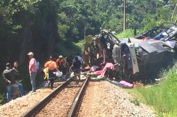 Ônibus cai de viaduto na BR-381 em Minas Gerais e deixa 14 mortos - foto 2
