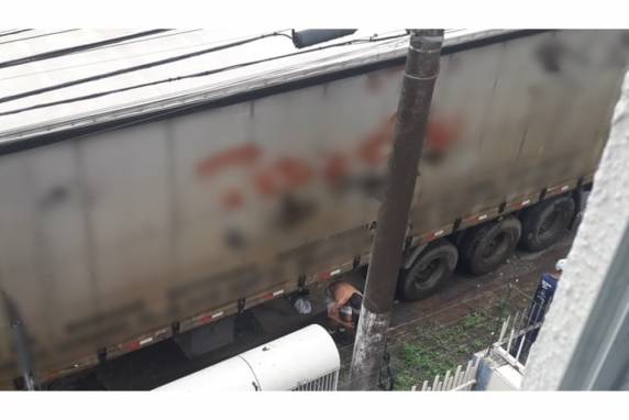 Veículo abandonado causa dificuldade de visibilidade no trânsito e insegurança na região. O problema, já abordado por reportagem do Diário, segue sem solução