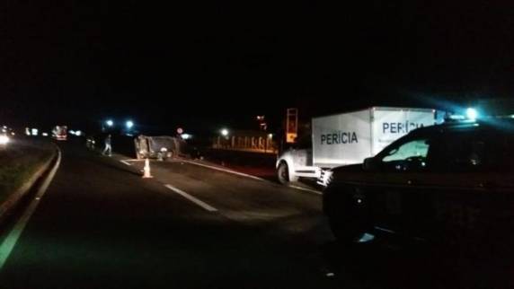 Duas pessoas ficaram feridas no acidente, que ocorreu na madrugada deste sábado