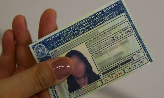 Condutores de veículos devem ficar atentos ao calendário
