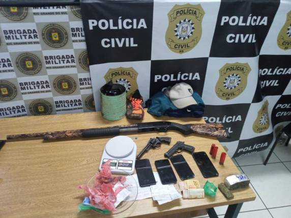 Três elementos com idades de 20, 22 e 23 anos, diziam-se integrantes de facção criminosa e lideres das bocas de fumo