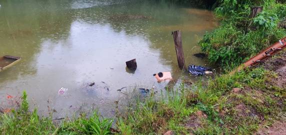 Irmãos de 4 e 14 anos morrem após carro cair em lago de barragem em Santa Catarina - foto 2