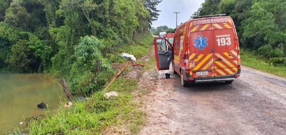 Irmãos de 4 e 14 anos morrem após carro cair em lago de barragem em Santa Catarina - foto 3