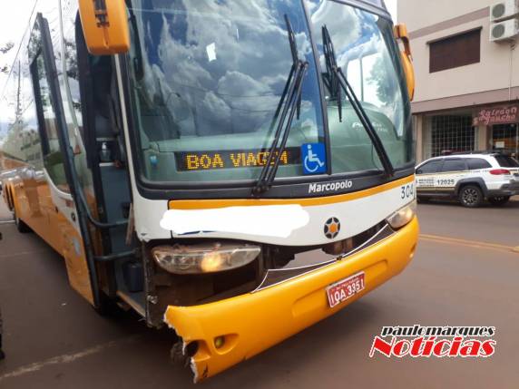 Ônibus bate em veículo estacionado na Rua Horizontina em Três de Maio - foto 4