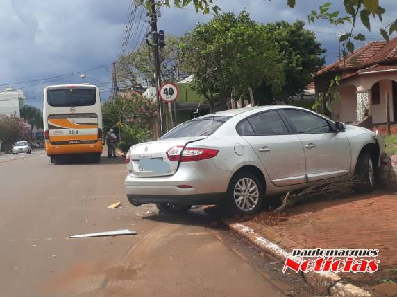 Ônibus bate em veículo estacionado na Rua Horizontina em Três de Maio - foto 2