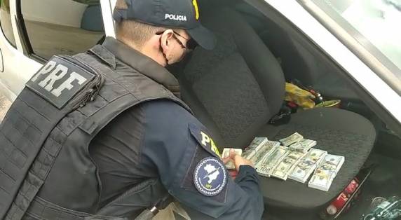 Homem que acompanhava a mulher disse que havia sido pago para transportar quantia, mas não explicou a procedência nem a licitude dos valores. Ele também foi preso por crime financeiro