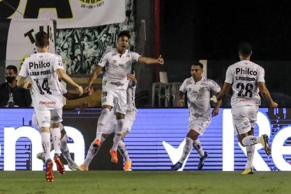 Equipe de Renato Portaluppi agora terá somente as disputas da Copa do Brasil e do Brasileirão na temporada