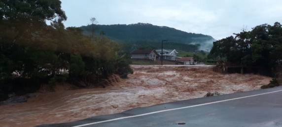 Chuva forte atinge SC e deixa sete mortos no Vale do Itajaí, diz Defesa Civil; há desaparecidos - foto 3