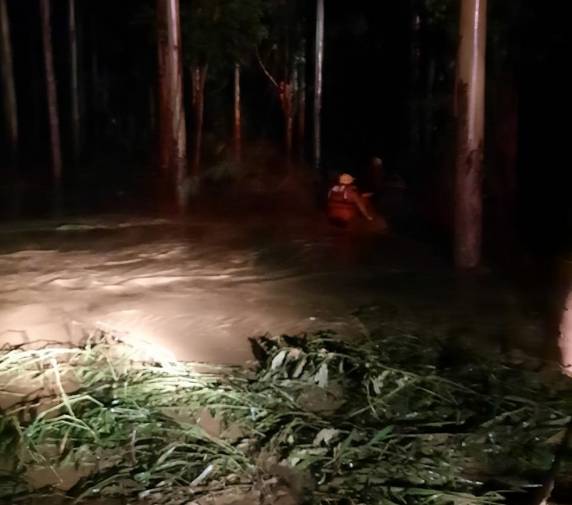 Em outras cidades, houve alagamentos, deslizamento de terra e interdição de rodovia. Temporal causou estragos na Grande Florianópolis e no Oeste do estado. Choveu em 12 horas quase o esperado para o mês