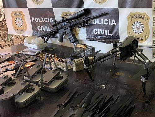 Após descobrir central de distribuição de drogas e de celulares por meio de drones em presídios, investigação identificou que criminosos monitoravam membros da Polícia Civil e da BM