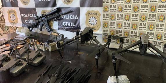 Após descobrir central de distribuição de drogas e de celulares por meio de drones em presídios, investigação identificou que criminosos monitoravam membros da Polícia Civil e da BM