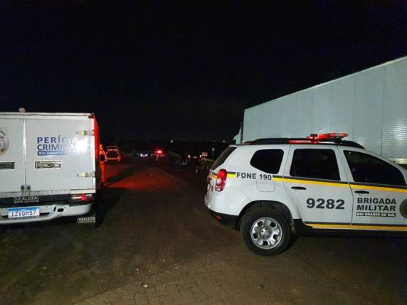 Colisão ocorreu por volta das 21h desta sexta-feira