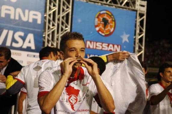 Gols de Edenilson e de Yuri Alberto garantiram resultado que deixou o Colorado com 44 pontos na tabela
