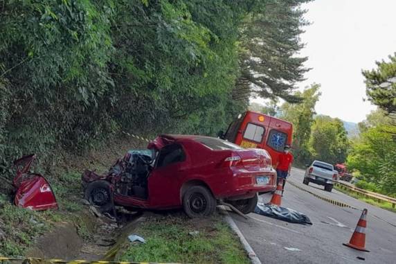 Vítimas estavam em um Prisma que colidiu contra um caminhão