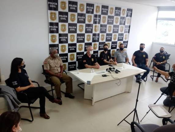 Criança foi tirada da casa onde morava, em Palhoça, após sua mãe ser espancada por um casal gaúcho de criminosos; cativeiro "insalubre" repleto de "bonecos macabros"