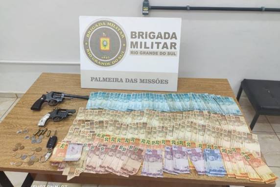 Durante a ação, arma utilizada no crime e dinheiro também foram apreendidos