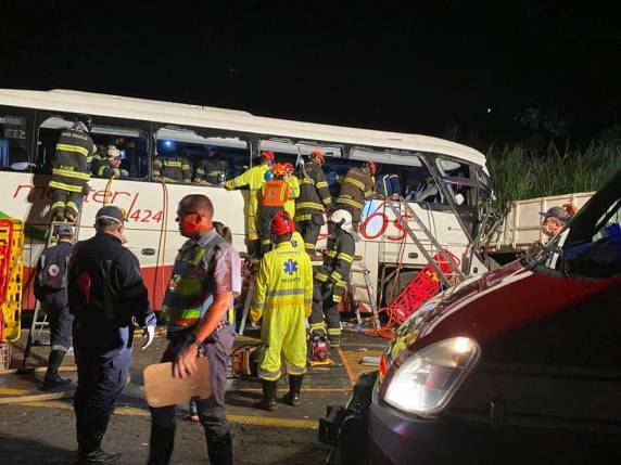 Colisão entre ônibus de Pelotas e caminhão deixa mortos e feridos no interior de SP - foto 4