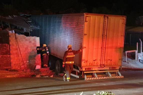 Acidente ocorreu na Avenida São Roque, no bairro Aparecida