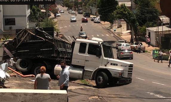 Acidente ocorreu próximo ao Ginásio Capingui, na rua General Osório