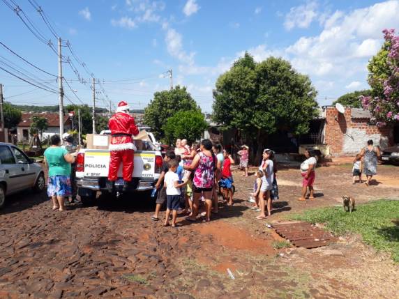 Rádio Colonial e Brigada Militar fazem a alegria das crianças com a distribuição de brinquedos - foto 3