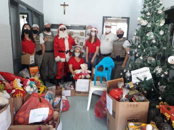 Rádio Colonial e Brigada Militar fazem a alegria das crianças com a distribuição de brinquedos - foto 2